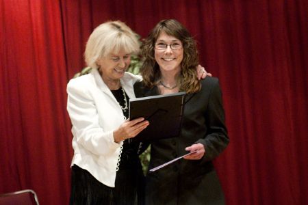 Hälsovetenskapligt pris till Ann-Sofie Forslund överlämnas av Lisa Keisu Lennerlöf 